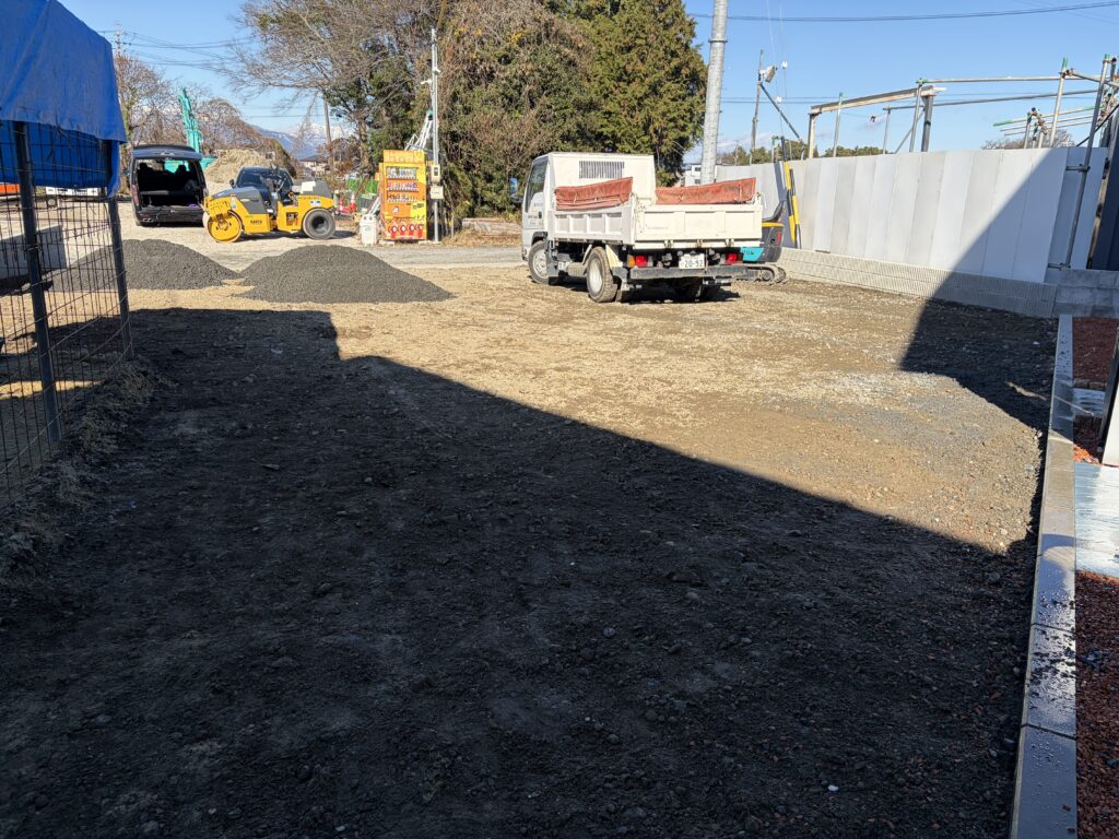 【自宅駐車場砕石敷き工事】